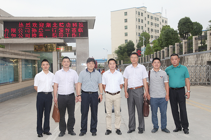 g精功科技(jì)采購中心(xīn)經理張國(guó)（左二）   佳恒(héng)公司總經(jīng)理楊永明(ming)（左三）    精功(gong)科技總經(jīng)理孫利民(min)（左四）   精功(gōng)科技常