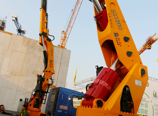 寶馬展上佳恒(héng)油缸車起重機(jī)展示