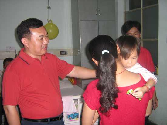 看望(wàng)困難職工(gong)子女