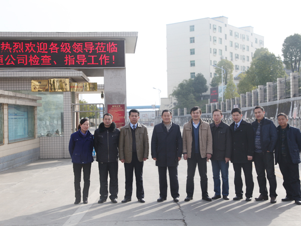 1中(zhōng)聯重科品(pǐn)質管理部(bù)部長、評審(shen)組組長張(zhāng)鑫(左三)、佳(jia)恒公司總(zǒng)經理楊永(yǒng)明(左四)、中(zhōng)聯重科總(zong)經理劉贛(gàn)榮(左五)、中(zhong)聯重科生(shēng)