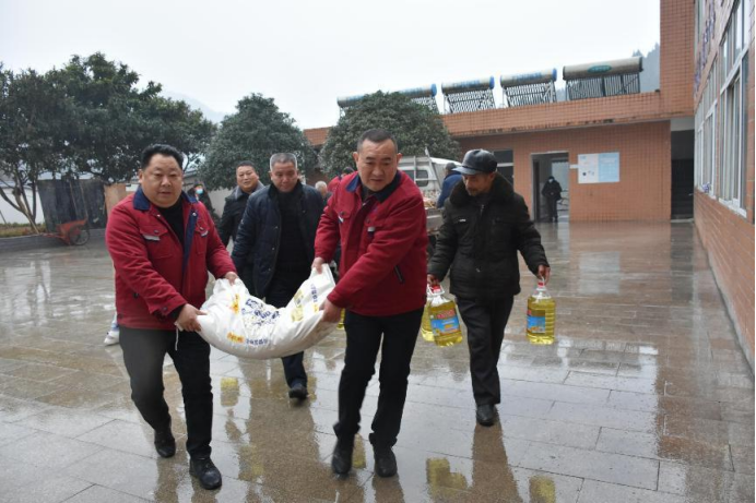 慰問茶(chá)店福利院(yuan)老人