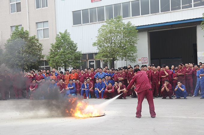 進行(hang)滅火器(qi)員工實(shí)際操作(zuò).JPG