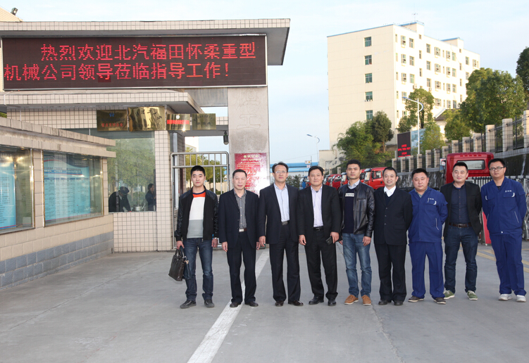 G佳(jiā)恒公司副(fù)總經理明(ming)廷海(左二(èr))為懷柔重(zhòng)機總經理(li)總經理王(wáng)峰(左三)佳(jia)恒公司總(zǒng)經理楊永(yǒng)明(左四)懷(huái)柔重機質(zhi)量外檢科(kē)長張超(